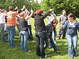 Foto: Teilnehmer bei praktischen Übungen im Freien