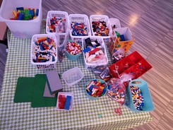 Kisten mit Legosteinen