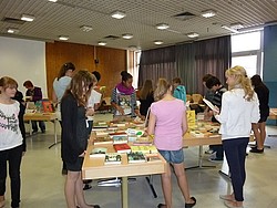 Foto: Schüler beim Durchstöbern der Buchausstellung