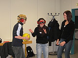 Foto: Teilnehmer bei praktischen Übungen mit Rauschbrillen
